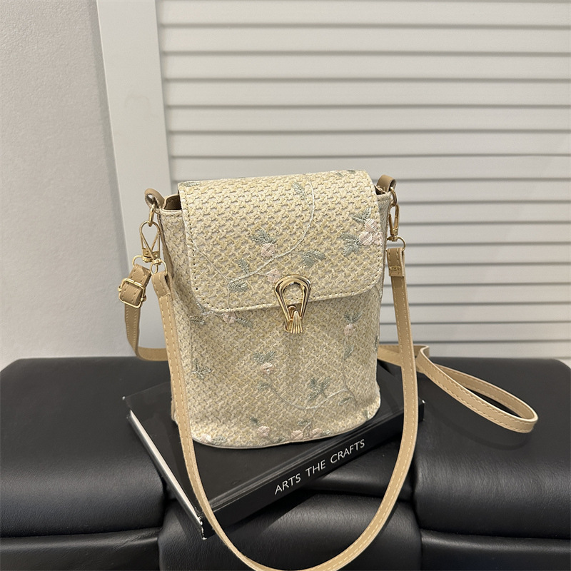 Flower lace single-shoulder crossbody bag, woven women's saddle bag, new summer straw woven bag, fresh and versatile bucket full figure