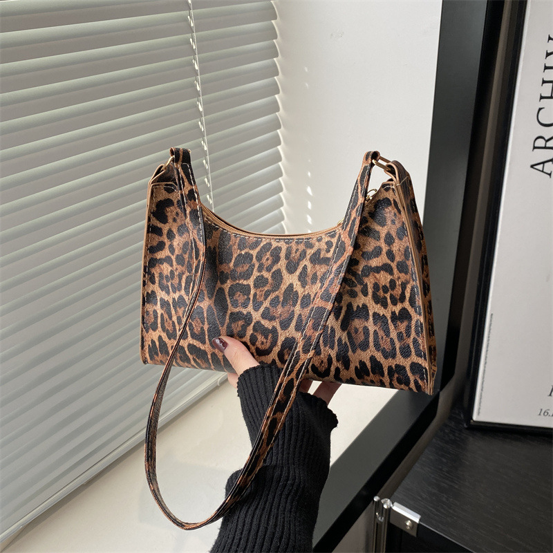 In 2024, new fashionable women's bags will be launched, including Korean-style trendy and stylish hand-held women's bags, leopard print single-shoulder underarm bags, and baguette bags full figure
