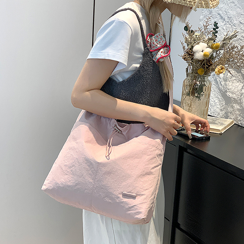 Colorful Fox Korean version of a niche ladies' artistic, simple and casual crossbody bag, versatile, lightweight and drawstring single-shoulder bag details Picture