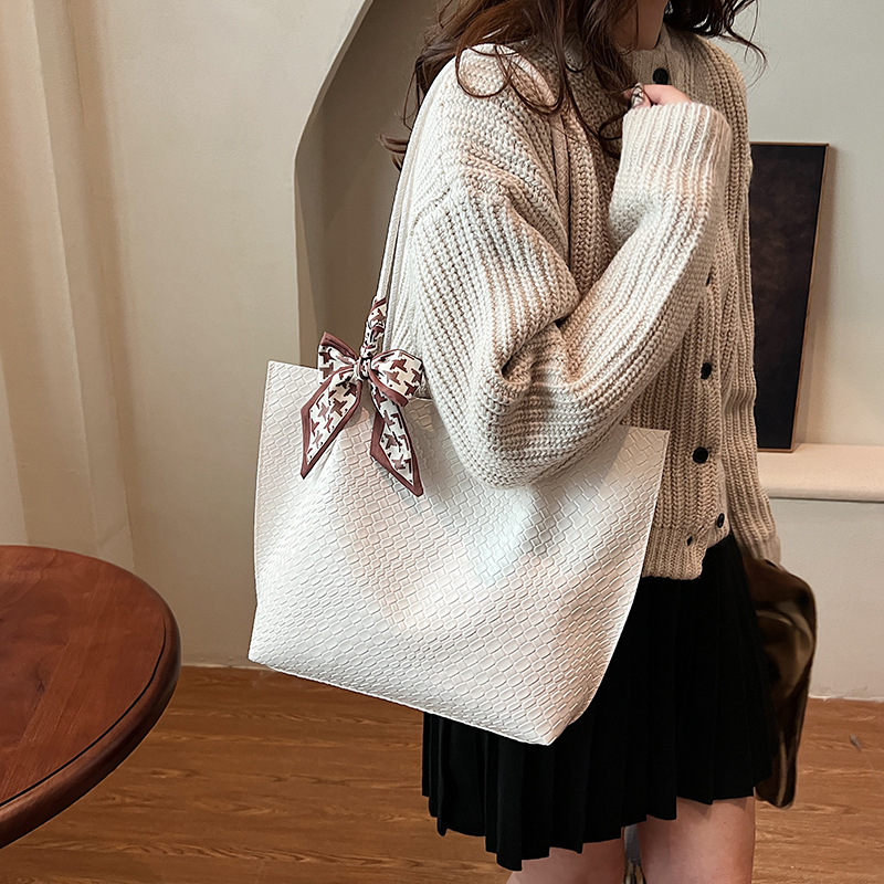 High-end woven pattern versatile handbag for women 2024 winter new silk scarf large capacity underarm bag for women details Picture