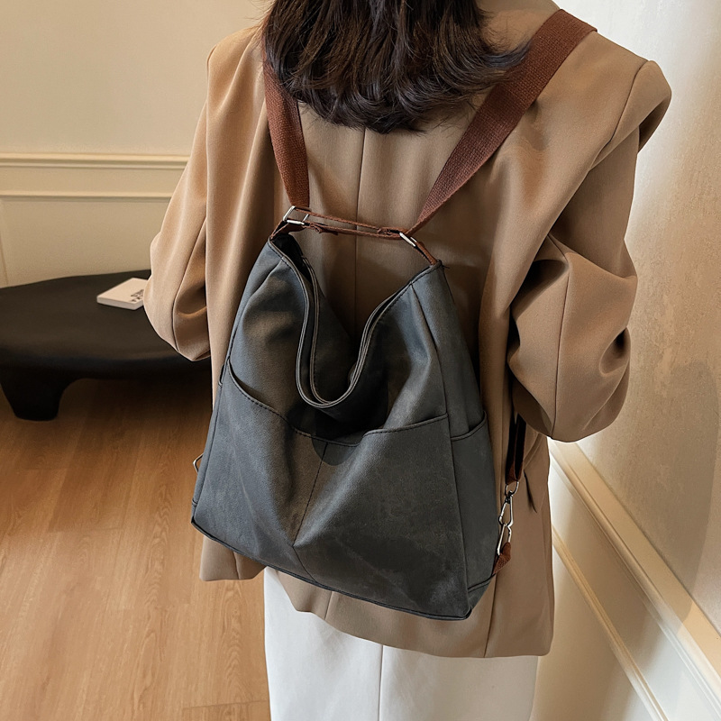 The laid-back textured Tote bag is a new large-capacity, versatile commuting backpack for women in autumn and winter. It is a stylish single-shoulder crossbody bag details Picture