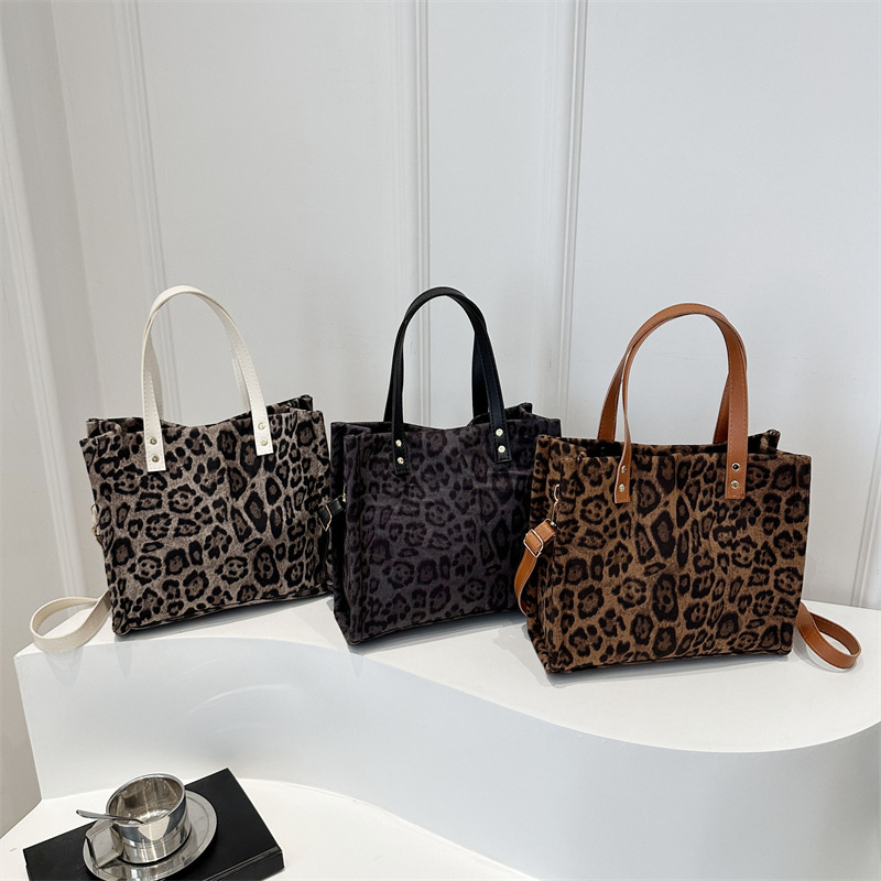 The 2024 new trendy, fashionable, elegant, artistic, and niche design large-capacity tote bag is a stylish single-shoulder bag for commuting Application Scenario