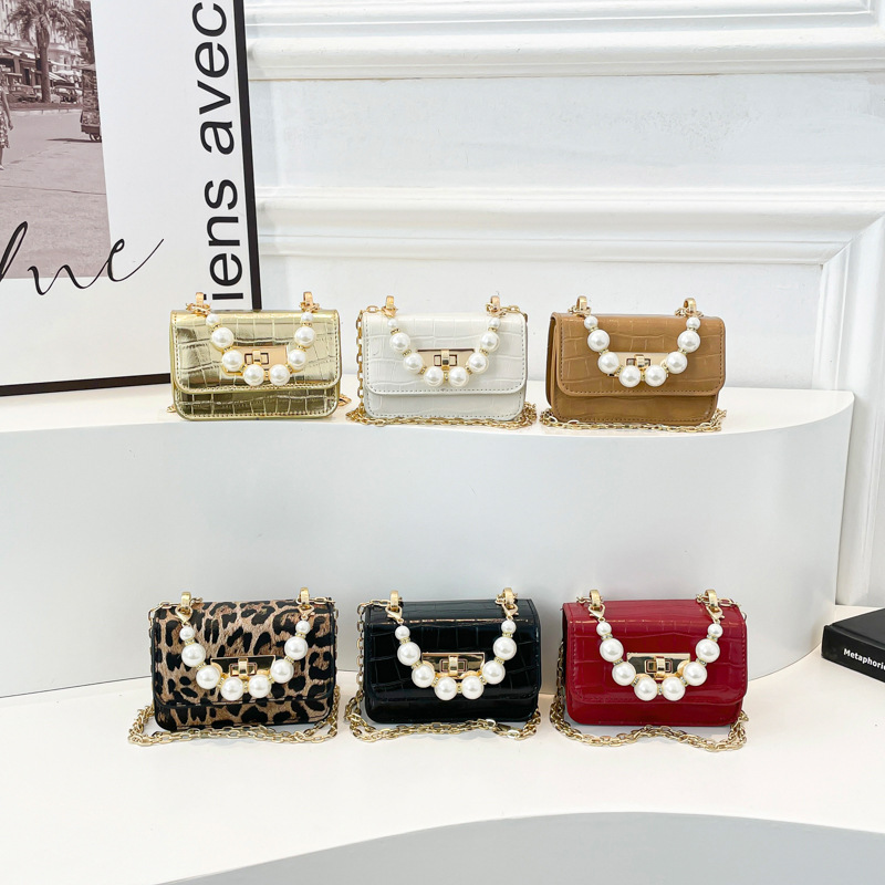 Crocodile-patterned box hand-held small bag for women 2025 new trendy single-shoulder crossbody bag, casual small square bag Application Scenario