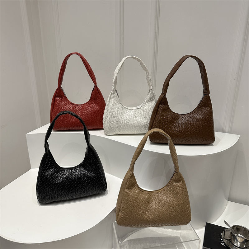 A new retro, casual and fashionable single-shoulder bag for women with a large capacity of woven diamond-patterned commuting dumplings Application Scenario