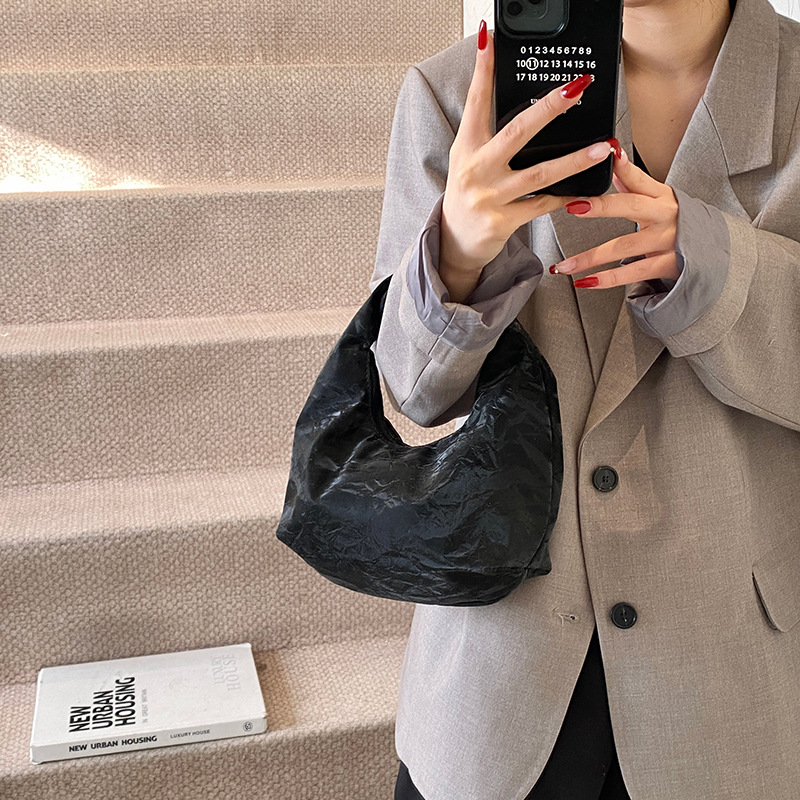 In 2025, the new niche design is popular this year, featuring small and elegant women's bags, single-shoulder commuter underarm bags details Picture