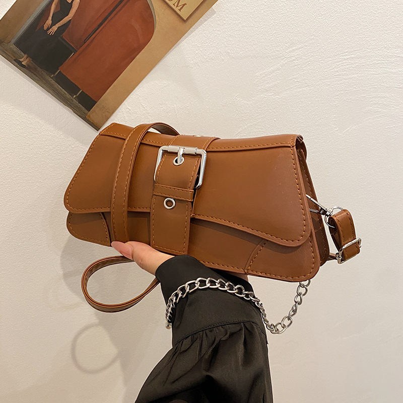 This retro-textured single-shoulder bag is a stylish and simple commuting crossbody small square bag for women in the autumn of 2024 full figure