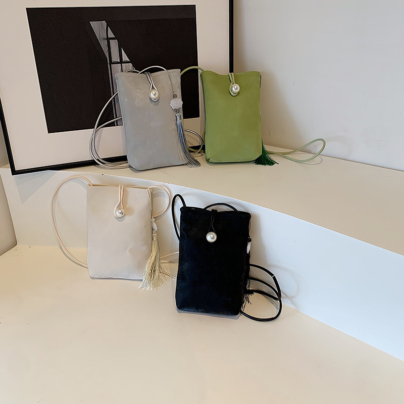 A trendy mini handbag for ladies in 2024, a versatile and fashionable crossbody bag and a single-shoulder phone case Application Scenario