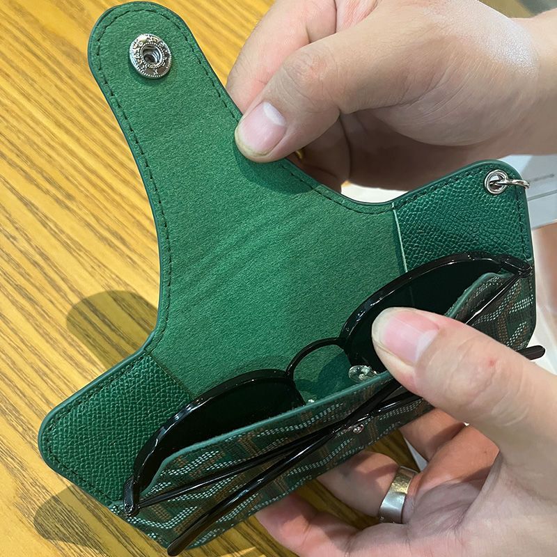 Portable sunglasses storage bag, fashionable and pressure-resistant myopia lens protective case, INS universal glasses case pendant Application Scenario