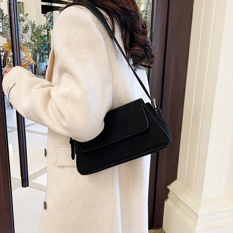 A fashionable solid-color bag for women's winter, a high-end baguette bag, a new 2024 fashionable and niche single-shoulder underarm bag details Picture
