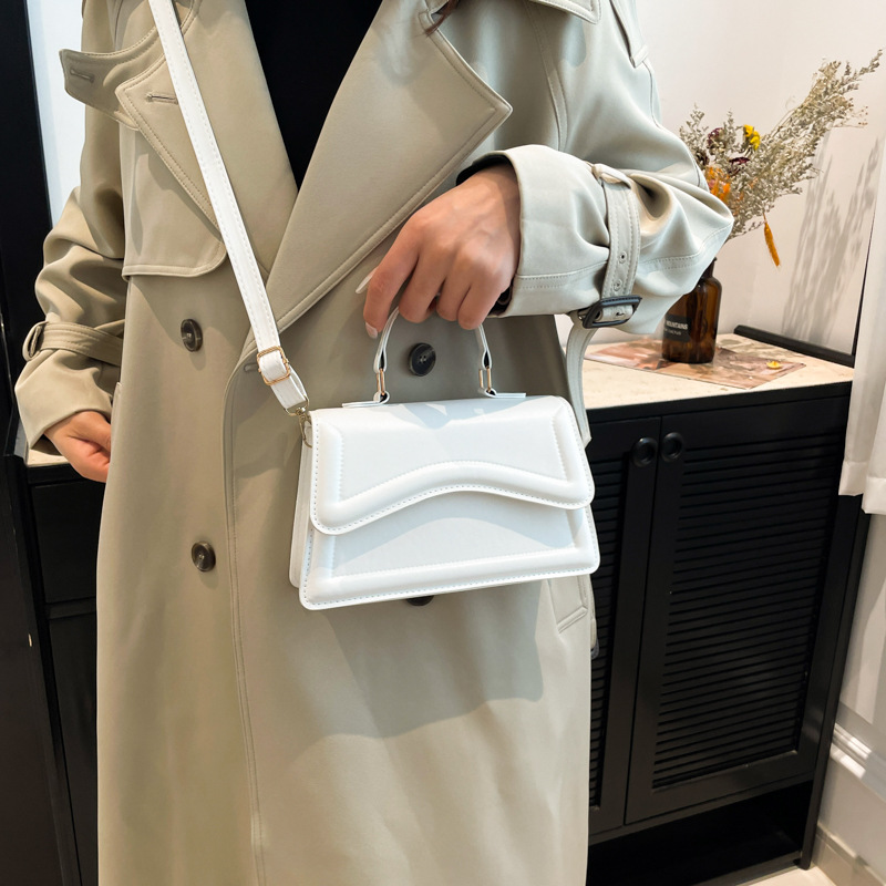 A fresh and simple embossed 2024 autumn new women's fashion solid color hand-held crossbody single-shoulder small square bag Specification drawing