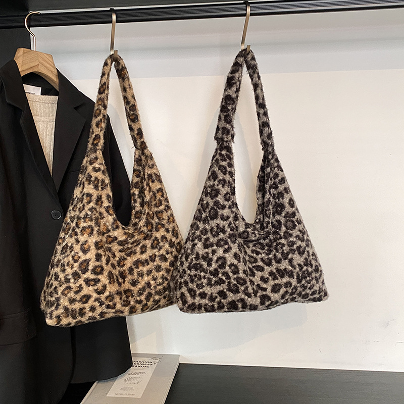 The new 2024 winter collection features a stylish and stylish underarm bag, a large-capacity single-shoulder bag, a women's bag, and a fashionable leopard print tote bag Application Scenario
