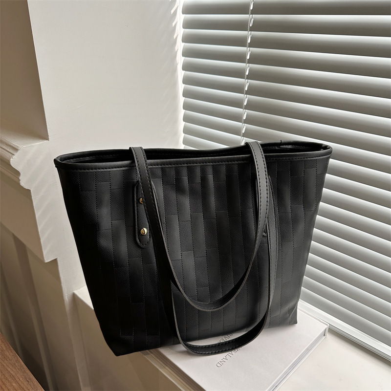 Simple and large-capacity women's bag, 2024 new trendy and versatile ins shoulder bag, high-quality commuting tote bag full figure