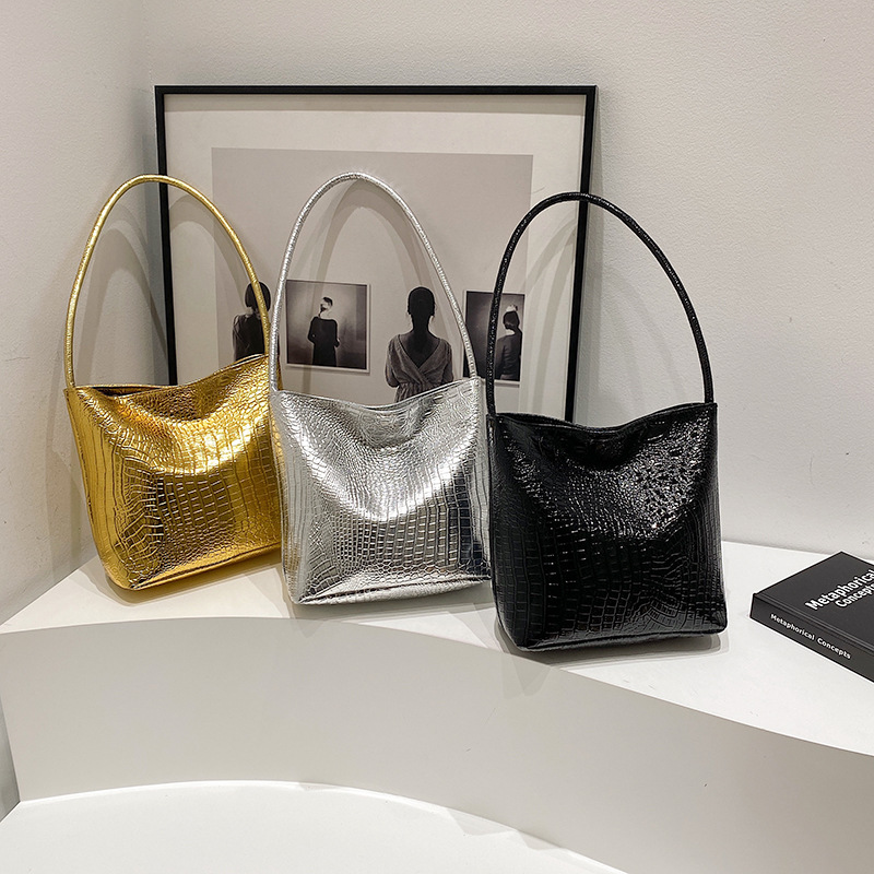 High-capacity women's 2024 new style, high-end, simple and versatile crocodile print single-shoulder bag, commuting hand-held bucket bag Application Scenario