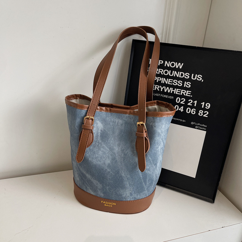 Autumn and winter retro bucket bag for women, 2024 new style, fashionable large-capacity hand-held shoulder bag, high-end commuting bag full figure