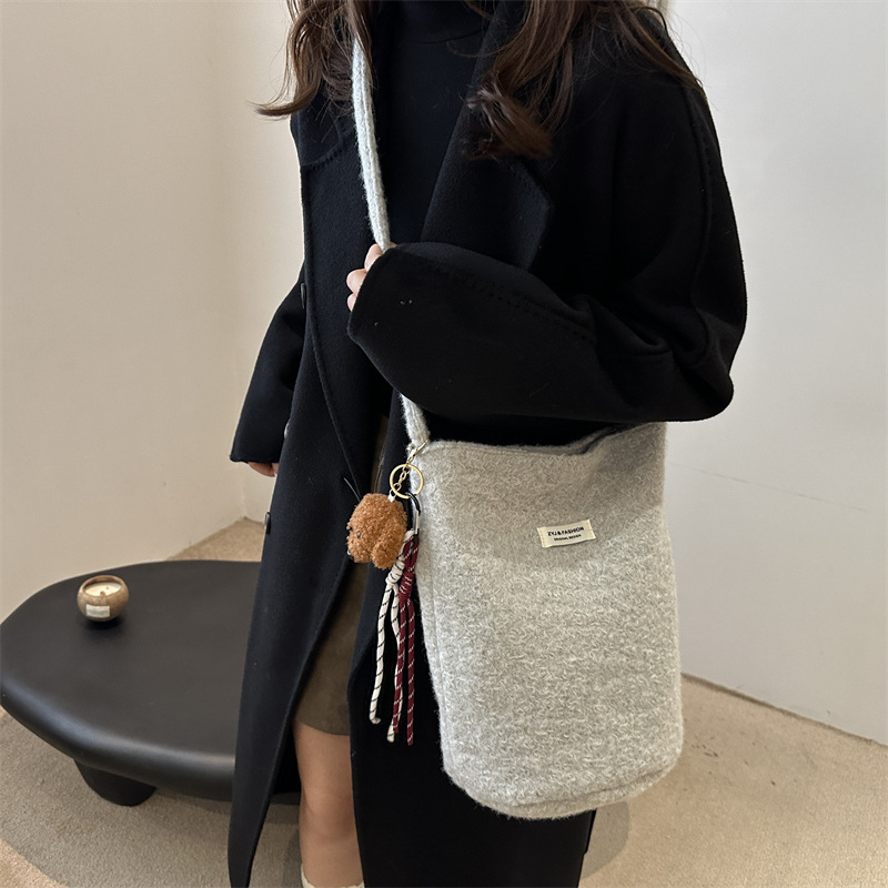 This is a new 2024 autumn collection of Korean-style, fresh and retro bucket bag with a unique, trendy and niche design. It is a single-shoulder crossbody bag details Picture