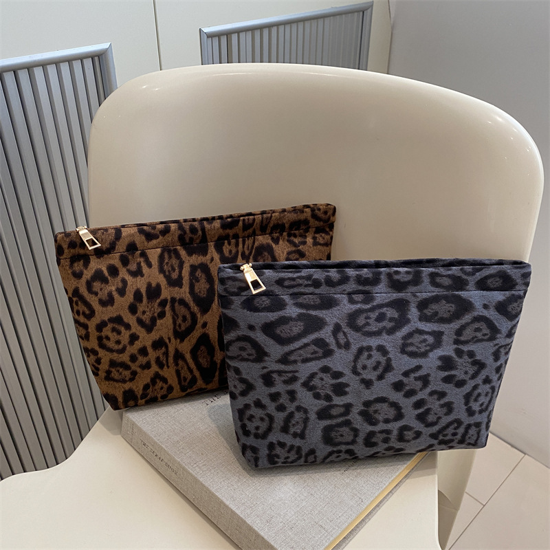 A niche leopard print bucket bag for women, a new spring 2025 versatile and fashionable commuter single-shoulder underarm bag Application Scenario
