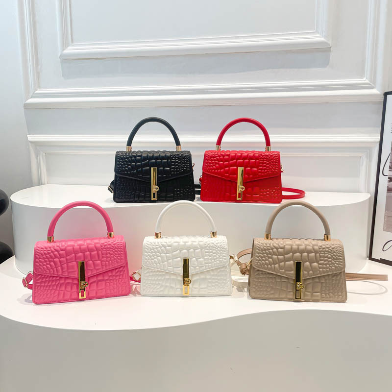 This is a new autumn fashion and personalized single-shoulder bag for commuting. It exudes a sense of sophistication, is unique and stylish for women, and is simple and versatile Application Scenario