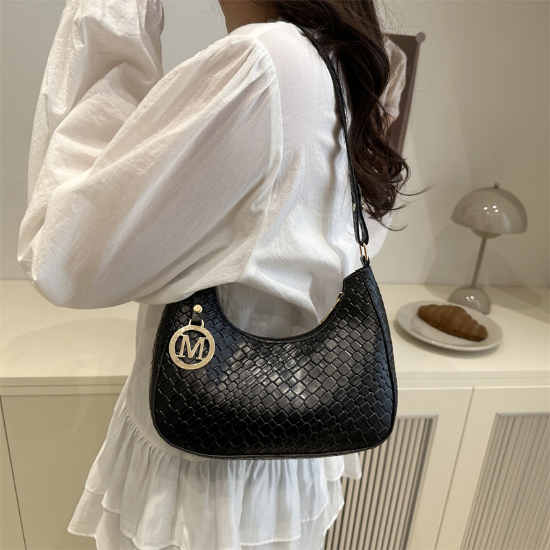 The 2025 new fashion women's bag is elegant, casual and versatile. It features a single-shoulder underarm bag in a solid color with a stylish texture and a hand-held crescent-shaped bag Specification drawing