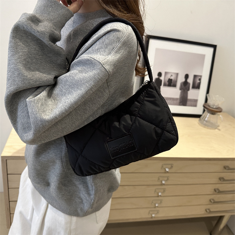This year, large-capacity cotton-padded jackets for women are in vogue. The new 2024 fashionable canvas lightweight commuting single-shoulder dumpling bag for women is in vogue Specification drawing