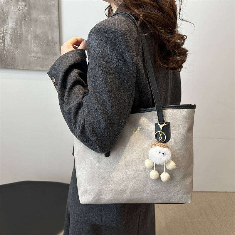 A high-quality, fashionable and versatile single-shoulder commuter bag for women, a new winter 2024 model, a large-capacity tote bag for students' classes details Picture