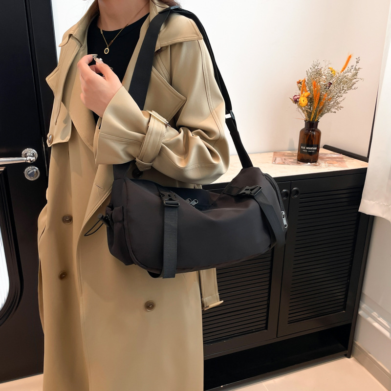 The new 2024 autumn collection features a trendy and simple workwear-style crossbody bag, a large-capacity single-shoulder bag for women, and a retro commuter messenger bag Specification drawing