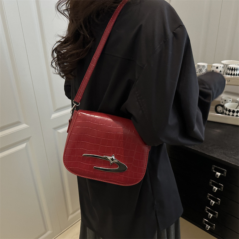 A casual, elegant, trendy and personalized saddle bag for Spring/Summer 2025, a cute and girlish single-shoulder crossbody small bag details Picture