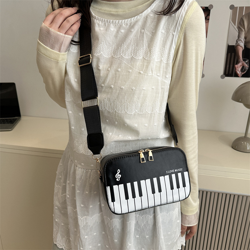 The new spring 2025 fashion color-blocking small square crossbody bag is a sweet and unique piano note single-shoulder bag for girls Specification drawing