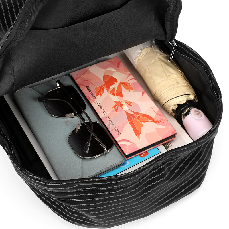 Colorful Fox British-style backpacks for men and women, versatile for commuting and outings, lightweight and waterproof backpacks, and niche schoolbags Application Scenario