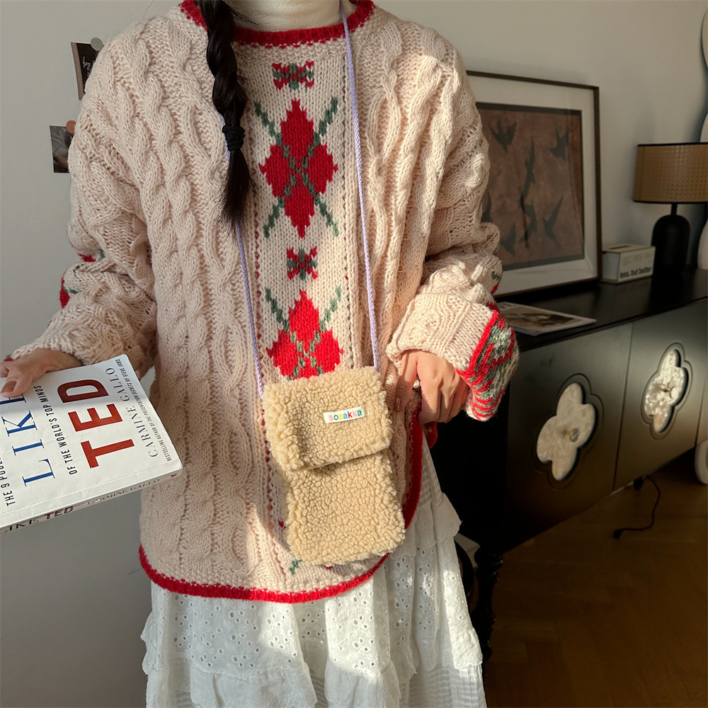 312183 flip cover new plush mobile phone bag, a mini crossbody bag for women to carry mobile phones, a walking mobile phone bag Application Scenario