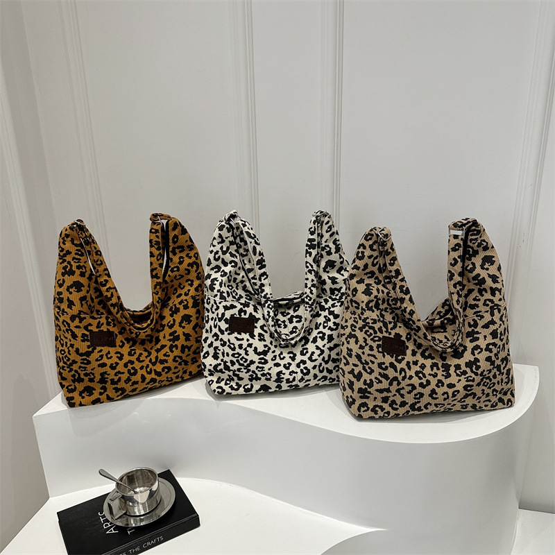 A new leopard print fashionable tote bag, a casual and personalized large-capacity single-shoulder bag, a retro soft-faced crossbody bag for spring 2025 Application Scenario