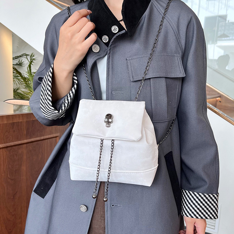 Spring new style texture drawstring bucket bag, personalized skull chain backpack, trendy small bag, commuting crossbody bag Specification drawing