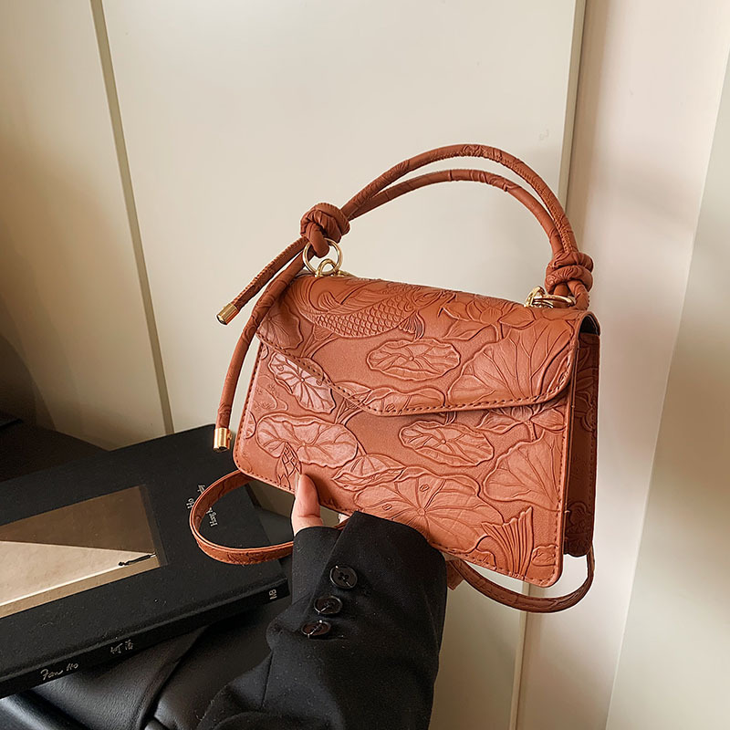 Cross-border retro-textured hand-held small bag for women, 2025 new niche embossed bag, simple and versatile single-shoulder crossbody bag full figure