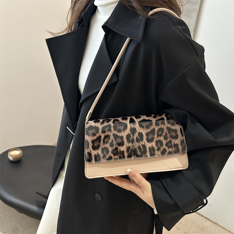 This is a new winter 2024 trendy and niche design for women, featuring a retro, casual and high-quality single-shoulder small square bag details Picture