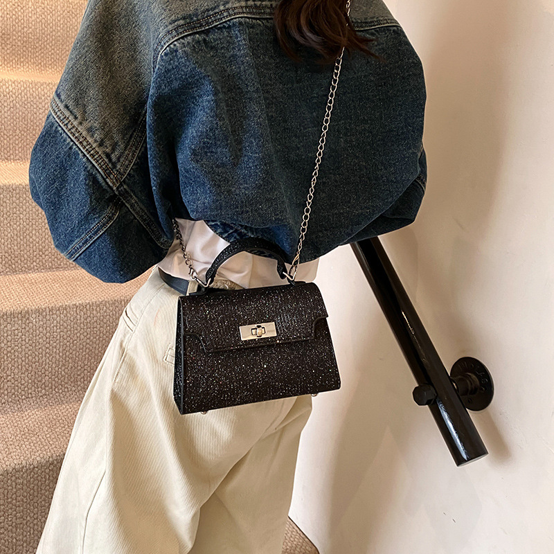 The cross-border hand-held Kelly bag is a new, laid-back, niche and fashionable crossbody bag for ladies. It is a versatile single-shoulder bag details Picture