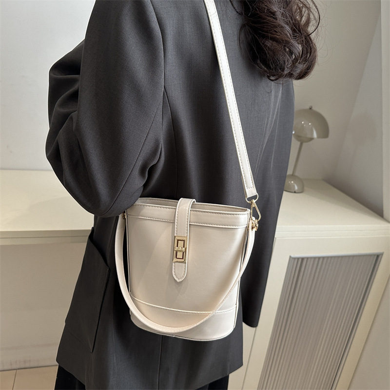 Spring new women's bag, retro style casual bucket bag, texture hand-held small bag, cross-border fashionable single-shoulder crossbody bag details Picture