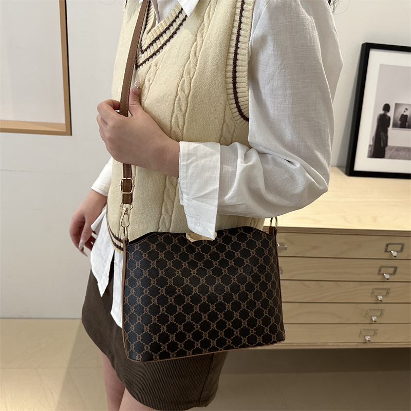 Spring 2025 new style niche fashion single-shoulder bag, casual and stylish crossbody bag, simple bag, women's trendy tote bag details Picture
