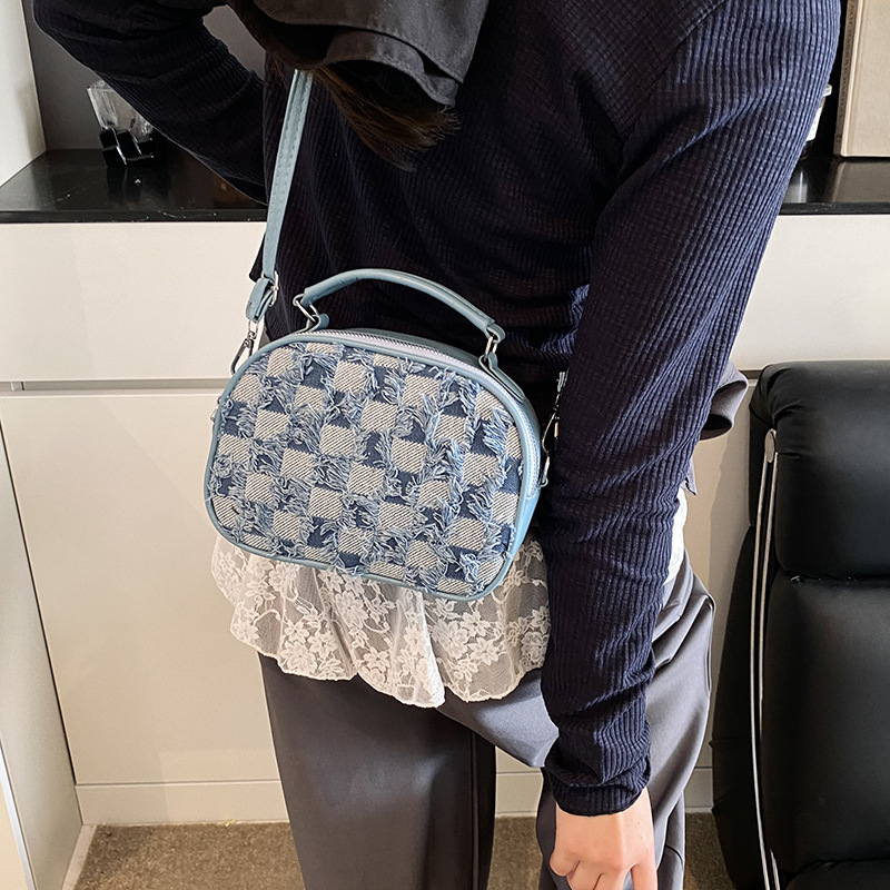 A niche and unique women's handbag, a shell bag, 2025 new style simple color-blocking handbag, a cute single-shoulder crossbody bag Specification drawing