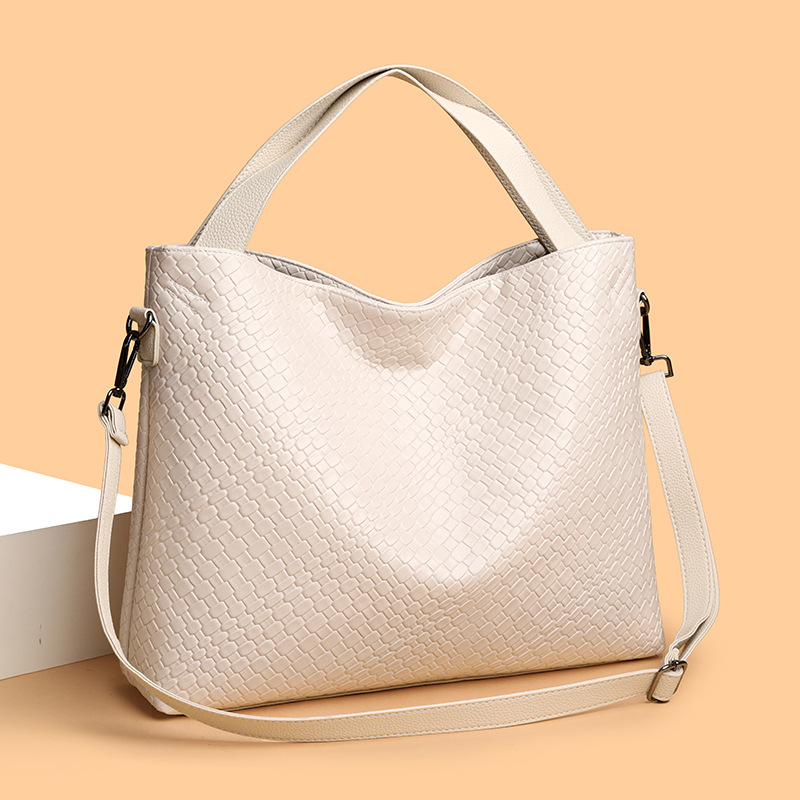 A high-end, niche single-shoulder, large underarm bag for women, a new cross-border fashion, casual and large-capacity women's bag with woven patterns Application Scenario