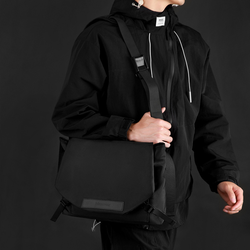 WEPOWER's new crossbody bag is a high-end and trendy men's functional crossbody bag and a multi-functional hand-held shoulder bag details Picture