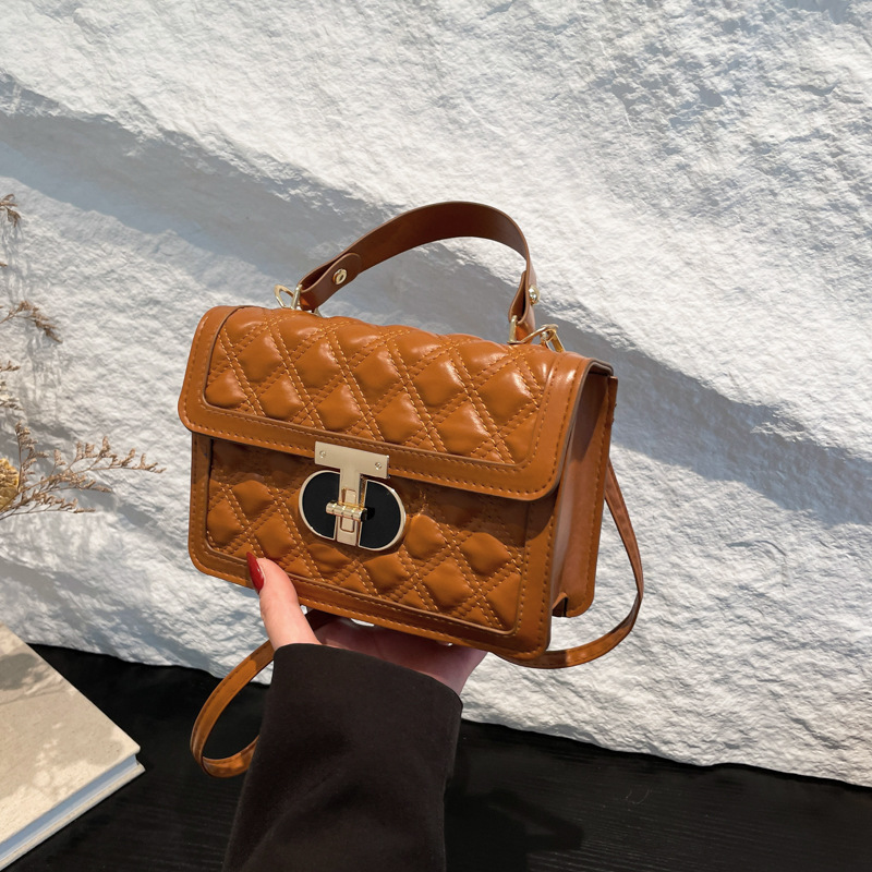 The new winter 2024 diamond-patterned embroidery line commuter hand-held small square bag is retro and stylish, yet trendy and individualistic. It's a single-shoulder crossbody bag full figure