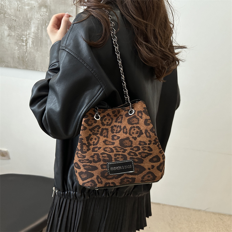 Retro texture small bag for women, 2024 new style fashionable leopard print bucket bag, autumn popular chain crossbody bag details Picture