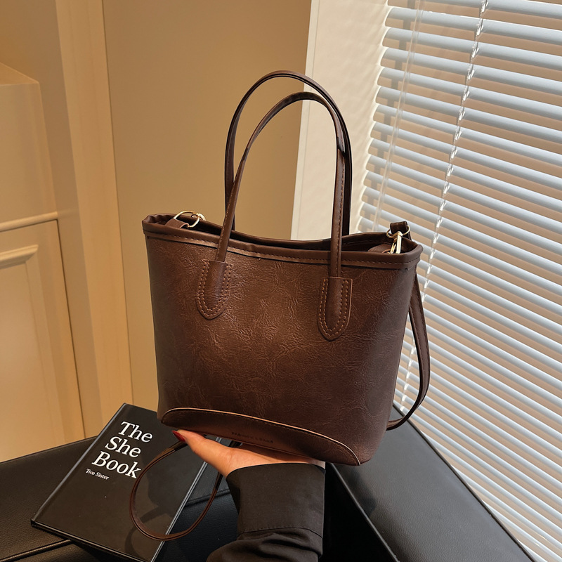 This year, retro bags with large capacity for women are in fashion. The new spring 2025 casual crossbody bag and commuting hand-held bucket bag are all popular full figure