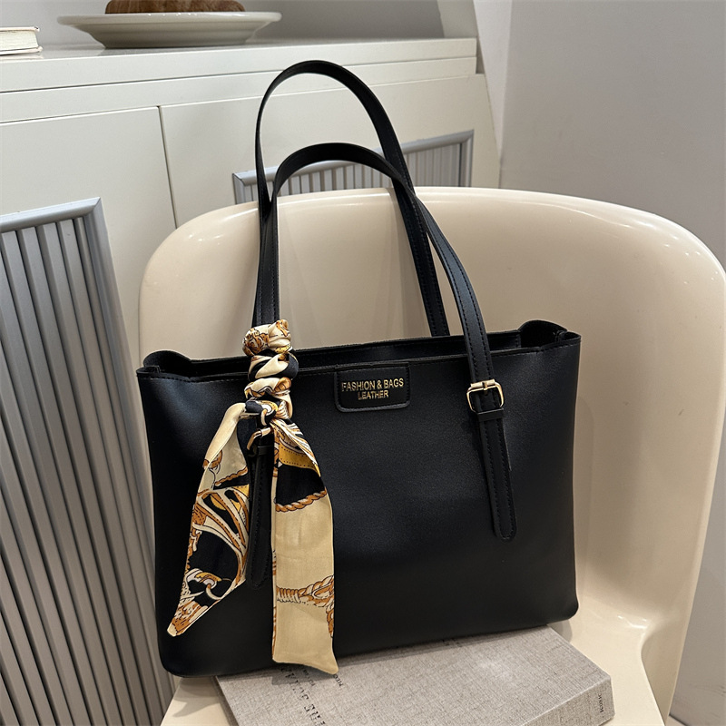 A niche design, fashionable, large-capacity single-shoulder bag for women, a new 2024 winter large-capacity commuter tote bag full figure