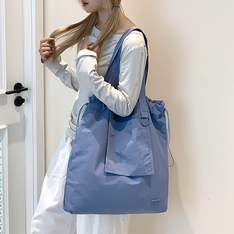 Customized LOGO single-shoulder bags for women, artistic and lightweight commuting bags, large-capacity customized tote bags for casual travel Application Scenario