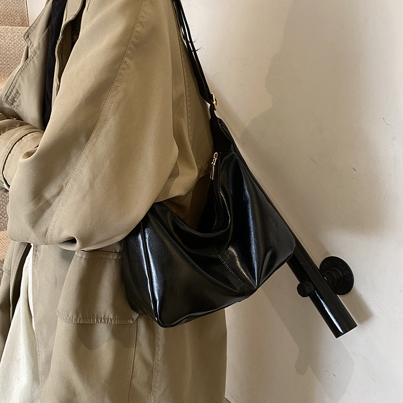 Soft PU retro bag for women, 2024 new style, trendy oil-leather large bag, winter versatile, high-end casual single-shoulder crossbody bag details Picture