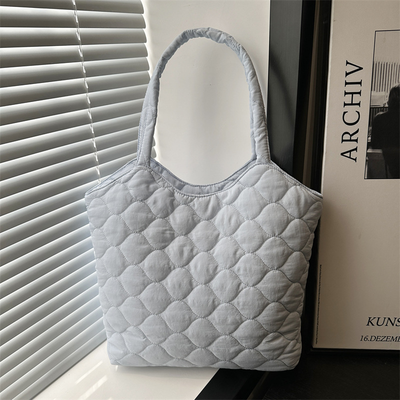 A large-capacity, fashionable, trendy, gentle and Korean-style casual bag with diamond-shaped embroidery thread, simple underarm single-shoulder tote bag full figure
