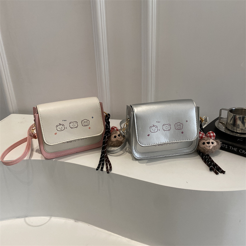 The new cross-border women's bag of 2025 features a stylish and trendy printed design. It is a versatile and simple single-shoulder crossbody bag for commuting Application Scenario