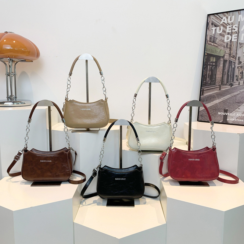 This year, simple and fashionable bags are in vogue for women. The new 2024 trendy and fashionable underarm bag features a niche design and a single-shoulder crescent bag Application Scenario