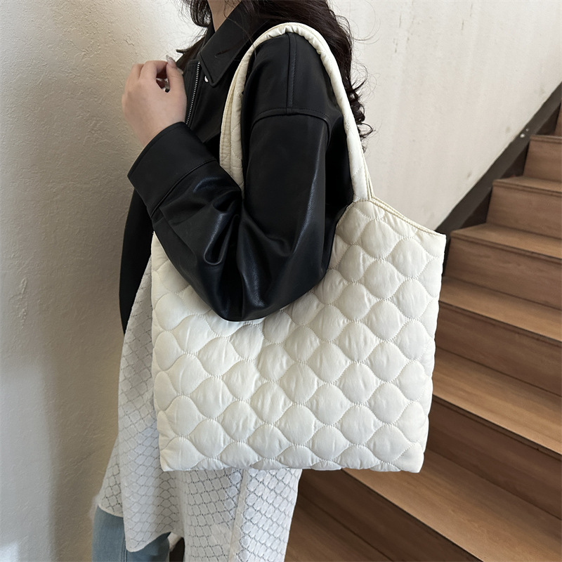 A large-capacity, fashionable, trendy, gentle and Korean-style casual bag with diamond-shaped embroidery thread, simple underarm single-shoulder tote bag Specification drawing