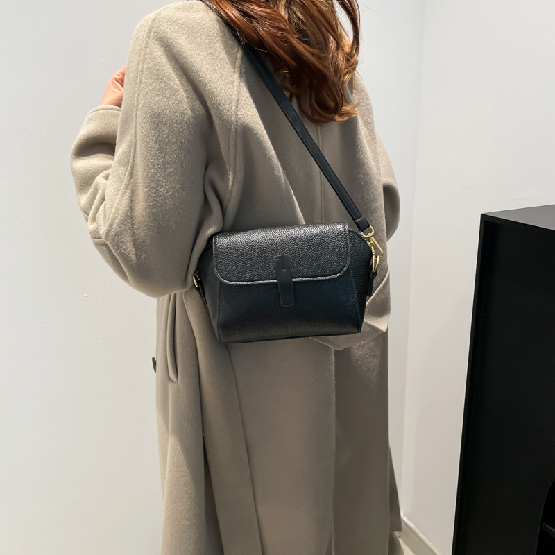 This is a simple and stylish small square bag for women's 2024 winter collection. It comes in multiple colors and is versatile, making it a popular single-shoulder crossbody bag Specification drawing